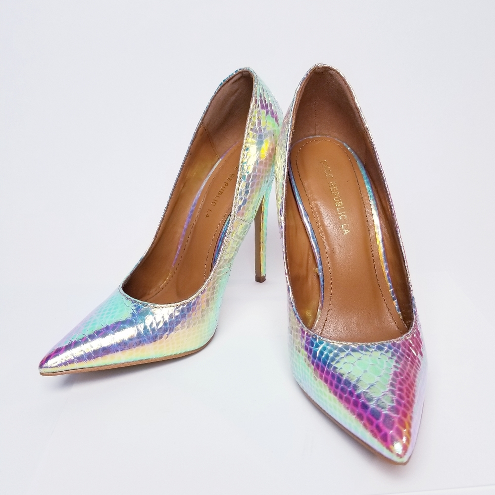 🌍  Metallic Stilettos